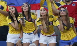 Nóng bỏng những nụ hôn gió trên khán đài