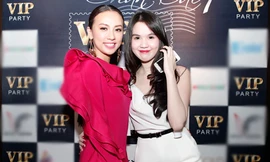 Huyền Ny lại khoe hình thể trong chiếc váy 4.000 USD