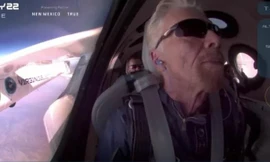 Tỷ phú Richard Branson lần đầu trải nghiệm trạng thái không trọng lượng ngoài không gian.