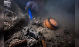 Đồ gốm trang trí công phu được tìm thấy dưới nước.