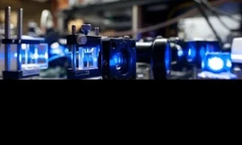 Ánh sáng laser màu xanh được sử dụng trong thí nghiệm chặn Pauli khiến vật chất trở nên vô hình.