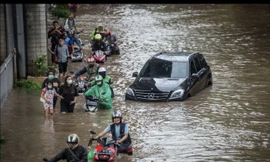 Ô tô, xe máy bị ngập nặng trên đường phố thủ đô Jakarta.