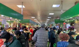 Người dân Bắc Kinh đeo khẩu trang đi mua sắm Tết. Ảnh: Bích Thuận.