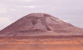 Đâì tưởng niệm chiến binh ở Syria có hình Kim Tự tháp