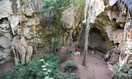 Toàn cảnh khu hang động Panga ya Saidi, Kenya, nơi khai quật khu mộ cổ