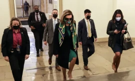 Chủ tịch Hạ viện Mỹ Nancy Pelosi ( giữa) và các hạ nghị sỹ bước vào bỏ phiếu thông qua gói cứu trợ COVID-19.