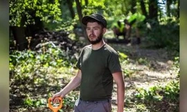 Nhà nghiên cứu Dawid Kobiałka, tại nơi phát hiện ra khu mộ tập thể.