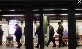 Cảnh sát New York được triển khai tại các ga điện ngầm để đảm bảo an toàn cho công chúng.