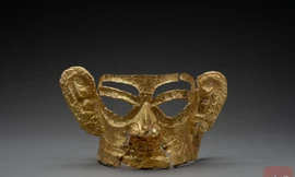 Chiếc mặt nạ bằng vàng vừa được khai quật tại di chỉ Tam Tinh Đôi, Tứ Xuyên, Trung Quốc.