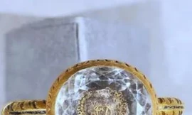 Chiếc nhẫn vàng 370 tuổi được cho là tôn vinh bá tước bị chặt đầu.