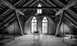 Nhiều người săn ma thường vào các ngôi nhà bỏ trống để tìm kiếm bóng ma...