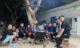 Các sinh viên và người lao động tại sa mạc Idan quây quần bên nồi bánh chưng.