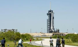 Các phóng viên ảnh lắp đặt máy ảnh từ xa để sẵn sàng ghi lại hình ảnh phóng tên lửa ngày 22/4.