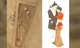 Hai bộ hài cốt trong tư thế ôm nhau và mô phỏng minh họa.