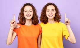 Mặc dù trông giống hệt nhau nhưng các cặp song sinh giống hệt nhau có dấu vân tay khác nhau.