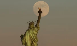 Trăng tròn nhìn từ tượng Nữ thần Tự do, Mỹ
