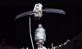 Mô-đun Zarya do Nga chế tạo ( bên trên) kết nối với mô đun chế tạo của Mỹ trên ISS năm 1998.