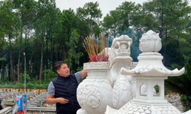 Ông Chu Lê Tâm, Phó Tổng Giám đốc Tập đoàn TNG Holdings Vietnam thắp hương, viếng hương hồn các liệt sỹ.