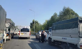 Bất kể ngày đêm, ô tô chật vật nối đuôi hàng km chờ qua cầu trên quốc lộ 1A