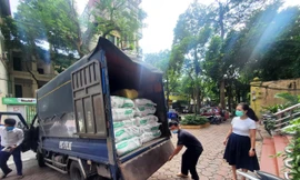 Huyện Gia Lâm tặng thêm 2 tấn gạo cho người khó khăn