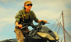 Ngô Thanh Vân tạo dáng cực ngầu trên sa mạc