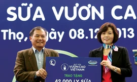 Bà Bùi Thị Hương - Giám đốc Đối ngoại Vinamilk đại diện Quỹ sữa Vươn cao VN trao tặng 42 ngàn ly sữa cho trẻ em tỉnh Phú Thọ