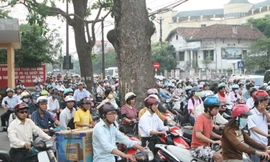 Tổ dân phố không có chức năng thu phí đường bộ xe máy