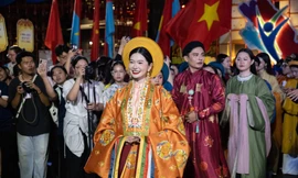 Bạn trẻ TPHCM rạng ngời giữa sắc màu trang phục Việt