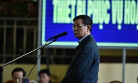 Bị cáo Phan Văn Vĩnh: “Tôi cho tổ ong vào tay áo”