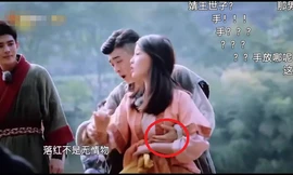 Sao nữ Trung Quốc bị nam đồng nghiệp sàm sỡ vòng một ngay trước ống kính