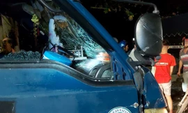 Chiếc xe tải bị đâp phá. Ảnh: DT