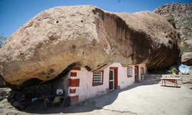 Có gì trong ngôi nhà 3 thế hệ ở, bị tảng đá 850 tấn đè vẫn không sập?