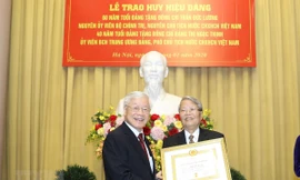 Tổng Bí thư, Chủ tịch nước Nguyễn Phú Trọng trao Huy hiệu 60 năm tuổi Đảng tặng nguyên Chủ tịch nước Trần Đức Lương. (Ảnh: Trí Dũng/TTXVN)