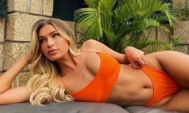 Sao truyền hình Anh ‘thiêu đốt’ mọi ánh nhìn với bikini cam rực rỡ