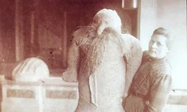 Câu chuyện về bức ảnh nữ bệnh nhân tâm thần và búp bê nam đầu thế kỷ 20