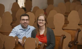 Đám cưới có 100 'khách mời' bằng bìa các tông