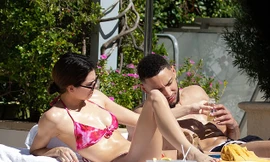 Kendall Jenner diện bikini bé xíu, tình tứ cùng bạn trai trên ghế tắm nắng