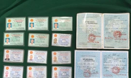 5 chứng minh nhân dân và 7 thẻ căn cước công dân của cụ ông ăn xin. Ảnh: VietNamNet