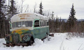 Dùng trực thăng di dời 'xe buýt ma thuật' từng khiến 2 người chết ở Alaska