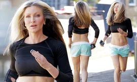 Caprice Bourret ‘quên’ nội y chạy bộ trên phố, hình thể tuổi 48 gây ‘bão’