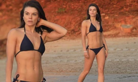 Mỹ nhân Anh Faye Brookes ‘thả dáng’ gợi cảm với bikini bé xíu 