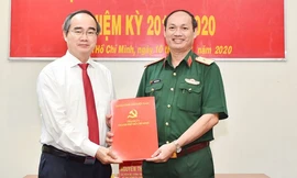 Bí thư Thành ủy TPHCM Nguyễn Thiện Nhân trao quyết định Phó Bí thư Đảng ủy Quân sự TP cho đồng chí Nguyễn Văn Nam. Ảnh: Việt Dũng/SGGP