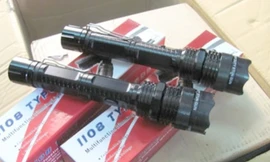 Đèn pin chức năng phát tia lửa điện là dụng cụ không được mang theo hoặc gửi theo máy bay (Ảnh minh họa)