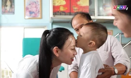 ‘Người đẹp nhân ái’: Thí sinh HHVN 2020 mang ‘liều thuốc yêu thương’ đến trẻ bại não