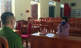 Công an làm thủ tục xác minh nhân thân với chị C. Ảnh: D.T/Zing