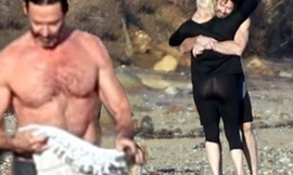 ‘Người sói’ khoe cơ bắp rắn rỏi tuổi 52, ôm ấp tình tứ bà xã U70 trên bãi biển