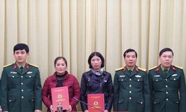 Bộ CHQS tỉnh Nghệ An trao quyết định tuyển dụng cho các thân nhân liệt sĩ. Ảnh: Báo Quân khu 4.