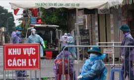 Lực lượng chức năng lập hàng rào cách ly thôn Hạ Lôi (Mê Linh, Hà Nội). Ảnh: Phạm Hùng/TTXVN phát