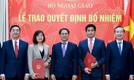 Thứ trưởng Bùi Thanh Sơn trao quyết định và chúc mừng các cán bộ được bổ nhiệm. Ảnh: VGP