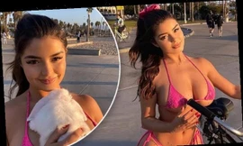 ‘Kim siêu vòng ba nước Anh’ ôm thỏ, dắt xe đạp dạo bờ biển với bikini bé xíu